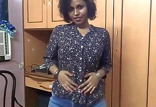 Big ass mumbai college girl spanking herself fucking the brush tight desi pussy