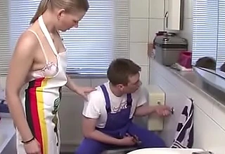 Mutti ueberredet den azubi handwerker ihren arsch zu ficken