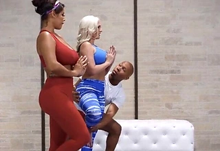 Black cock ploughs flick through thick Mummies